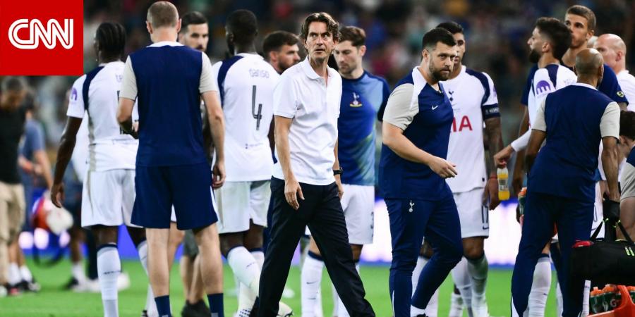تصرف مثير للجدل من لاعبي توتنهام مع مدربهم بعد الخسارة أمام تشيلسي