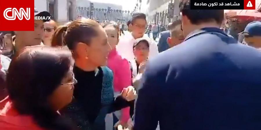 رجل "مخمور" يتحرش برئيسة المكسيك ويتحسسها علنًا.. وهذا ما فعلته شينباوم