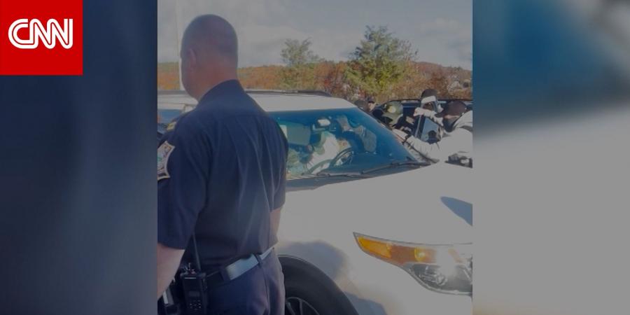 فيديو يرصد إصابة رجل بما يبدو نوبة صرع أثناء اعتقال لضباط الهجرة في أمريكا