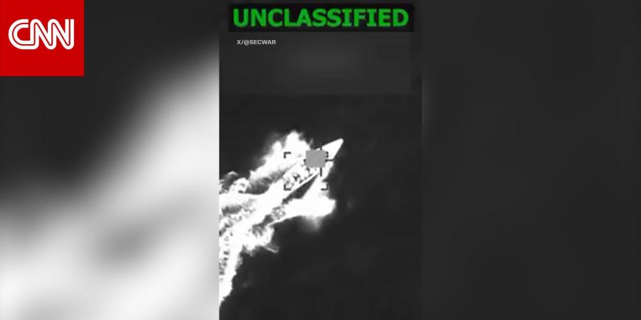 لحظة تدمير الجيش الأمريكي قارب مخدرات في الكاريبي