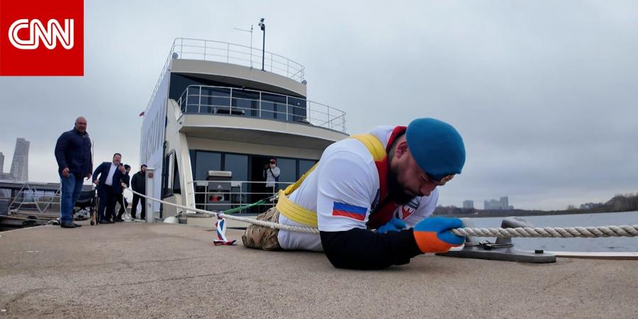 شاهد.. جندي روسي فقد ساقيه في الحرب يسحب يختًا ضخمًا وزنه 58 طنًا!