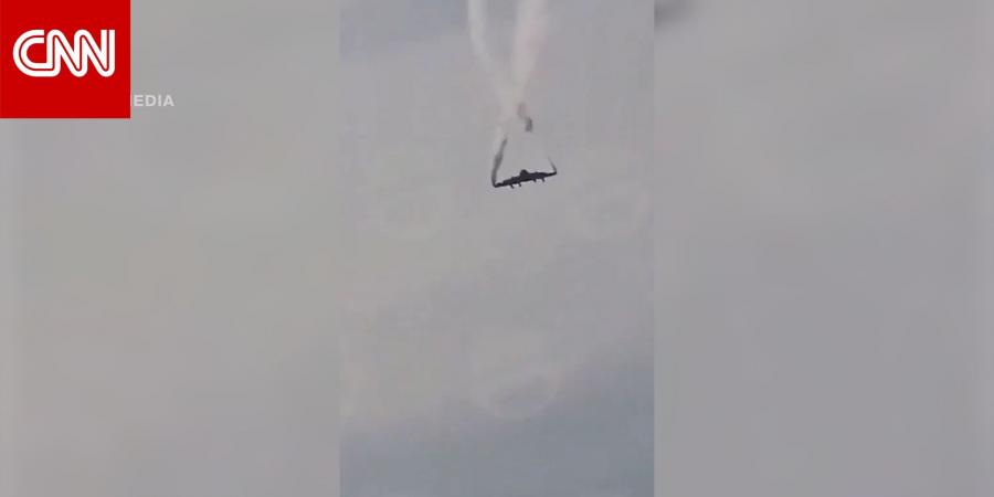 لحظة مرعبة أمام الكاميرا.. سقوط طائرة عسكرية تركية من السماء قبل انفجارها