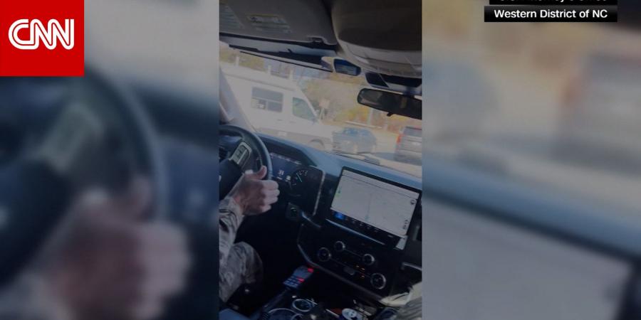 اقتحمت طريقهم فجأة.. شاهد شاحنة صغيرة تحاول الاصطدام بمركبة قوات الهجرة بأمريكا