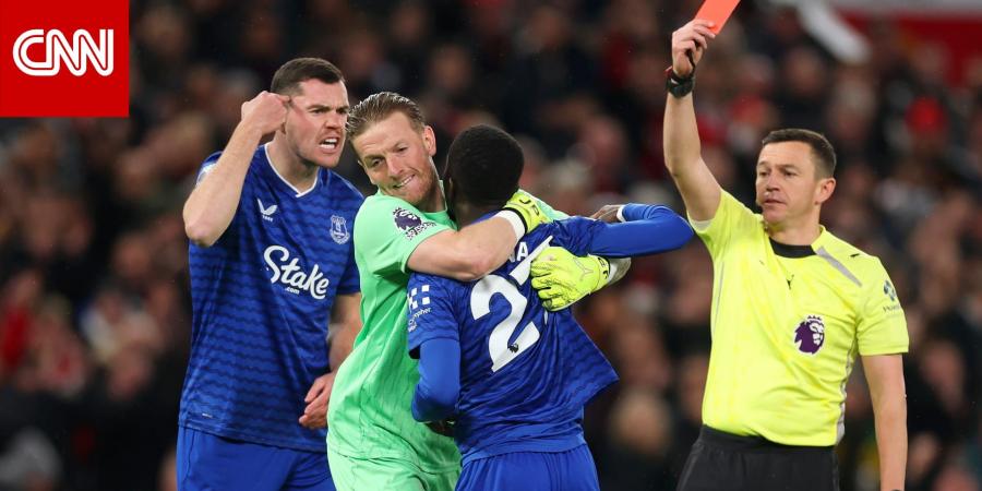 حادثة غريبة في البريميرليغ.. طرد لاعب إيفرتون بعد اعتدائه بالضرب على زميله