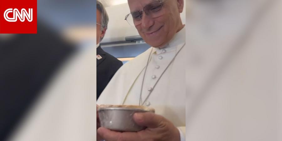 شاهد بابا الفاتيكان يحتفل بعيد الشكر على متن الطائرة بفطيرة اليقطين أثناء توجهه لتركيا