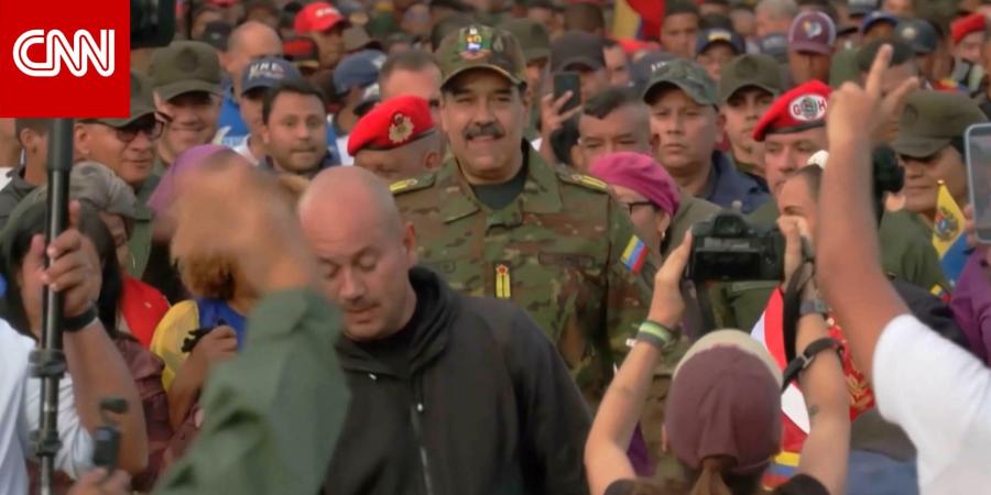 مادورو محاطًا برجال يرتدون الزي العسكري.. هل نشهد قريبًا مواجهة بين كاراكاس وواشنطن؟