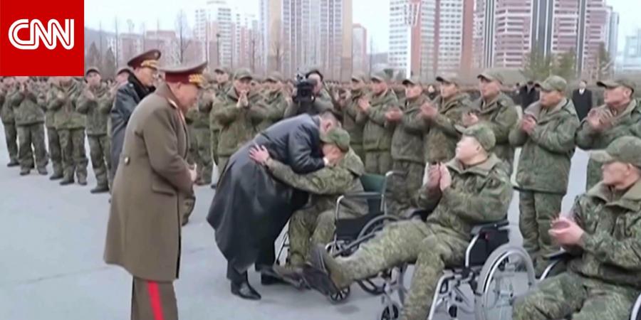 أحدهم حاول النهوض أمام كيم جونغ أون.. شاهد الزعيم الكوري يعانق جنودًا على كراسيهم