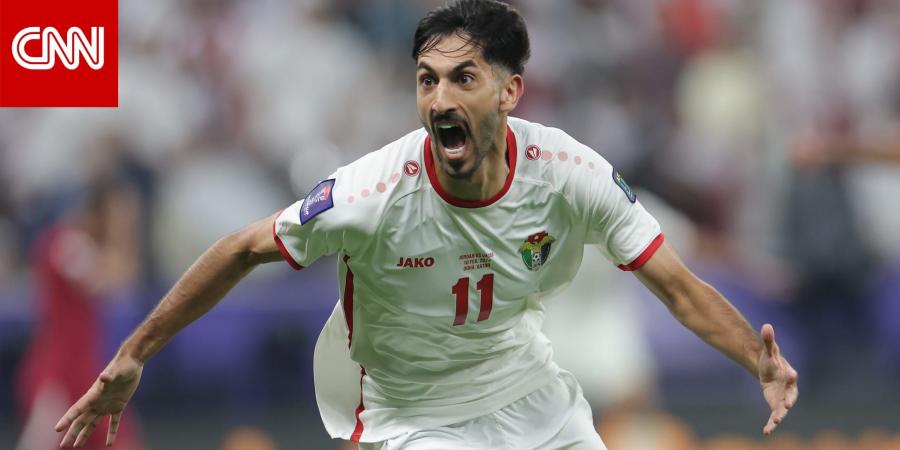 تصرف لافت من لاعبي منتخب الأردن تجاه يزن النعيمات خلال مباراة السعودية