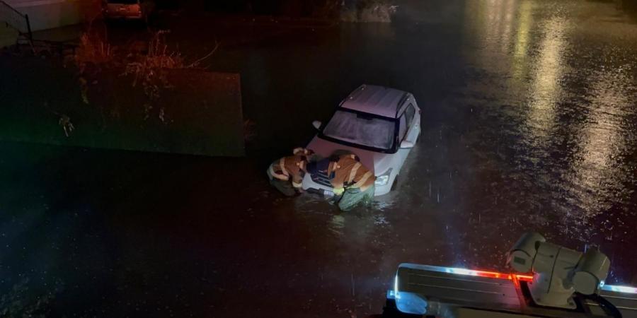 قوّة الإطفاء العام تعاملت مع عدة بلاغات خلال فترة هطول الأمطار في مناطق متفرقة بالبلاد