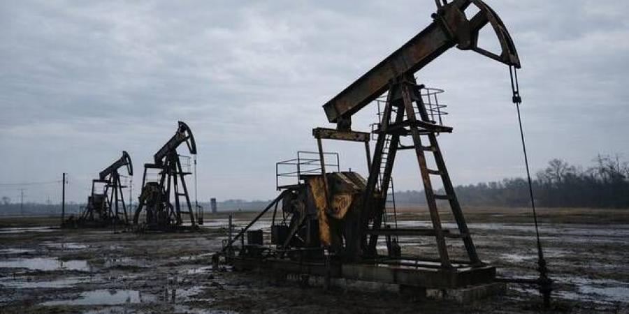 أسعار النفط تقفز أكثر من 11% مع استمرار حرب إيران