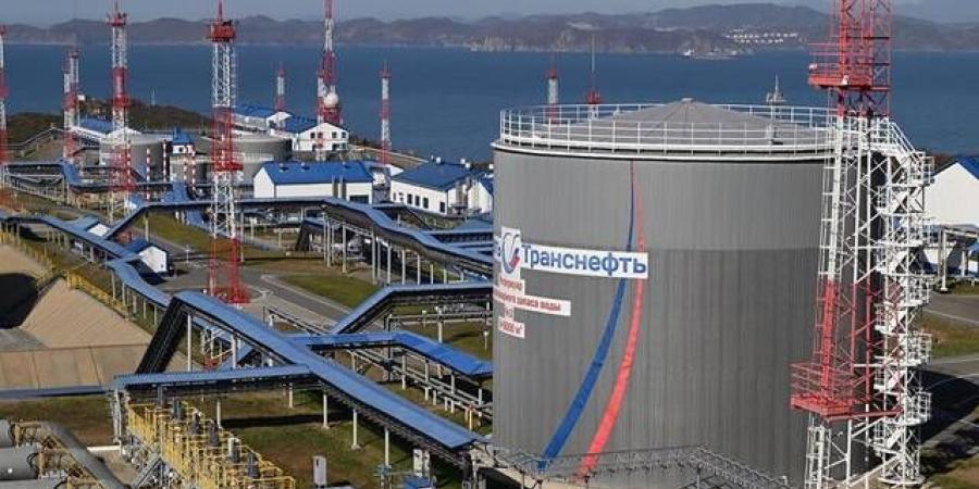 توقعات بتمديد إدارة ترامب رفع العقوبات المفروضة على النفط الروسي