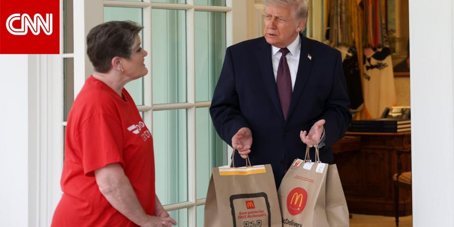"الأمر كان مبتذلاً بعض الشيء".. ترامب يعلق على "توصيل وجبة إلى مكتبه البيضاوي"