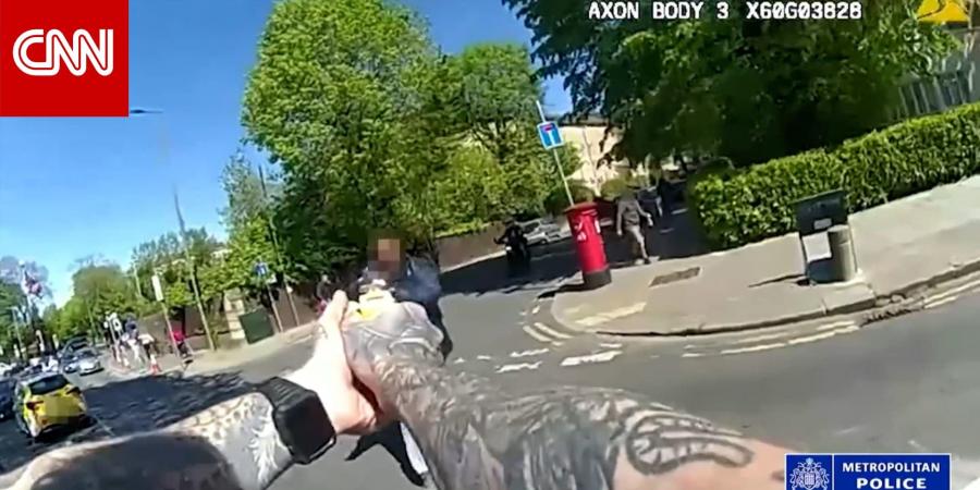 كاميرا شرطي تُظهر لحظة إلقاء القبض على مشتبه به بعد طعن رجلين يهوديين في لندن