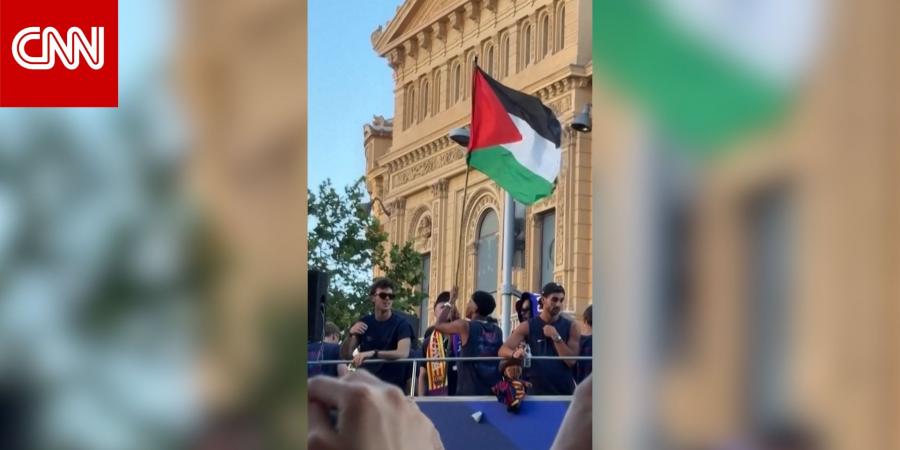 لامين يامال يلوّح بالعلم الفلسطيني خلال احتفالات برشلونة باللقب