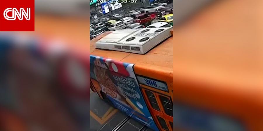 اصطدام قطار شحن بحافلة مكتظة في بانكوك يخلف قتلى وجرحى.. وفيديو يظهر اللحظة