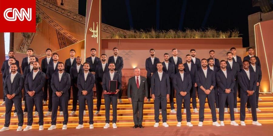 هكذا كرّم العاهل الأردني لاعبي منتخب "النشامى" بعيد الاستقلال الـ80