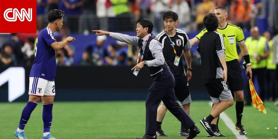 سبورة وأرقام عملاقة.. مدرب اليابان يبتكر طريقة جديدة لتوجيه لاعبيه في كأس العالم