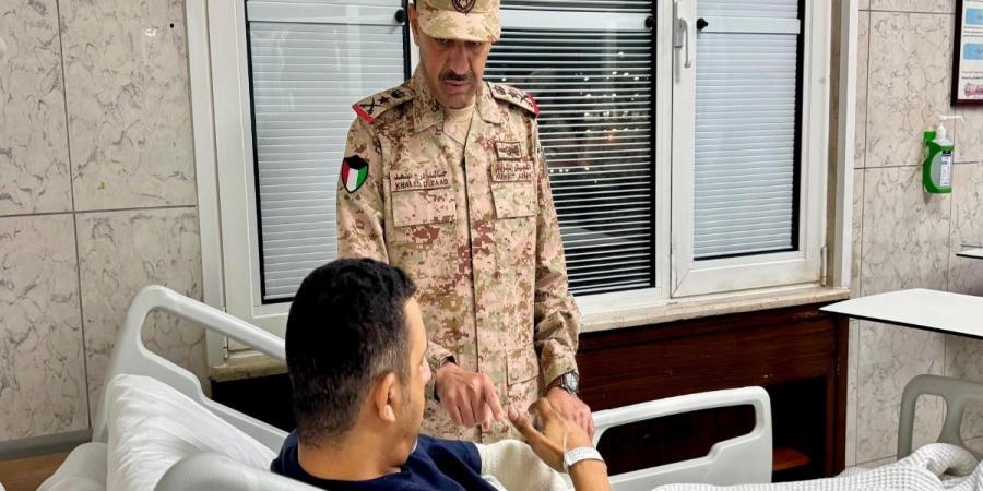 رئيس الأركان  يطمئن على صحة عدد من المصابين من منتسبي القوات المسلحة