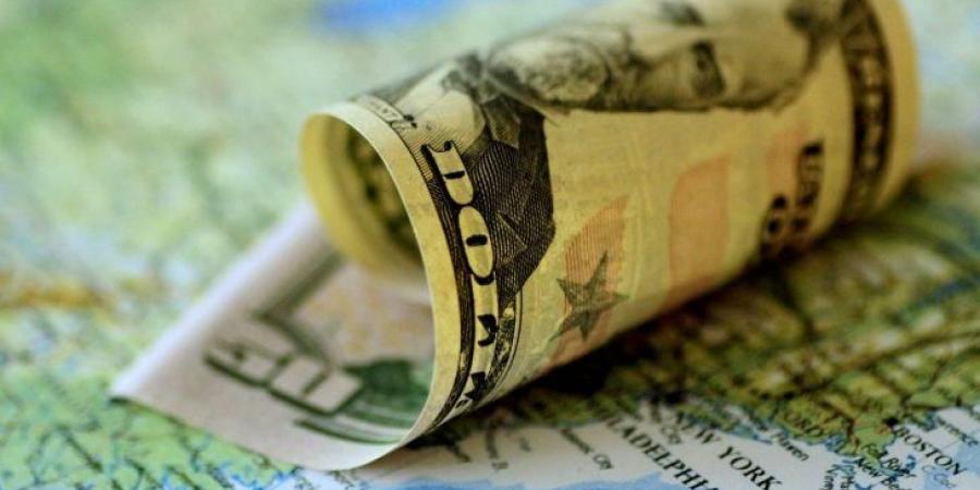 الدولار يتجه لمكاسب أسبوعية مع زيادة عوائد السندات وتصاعد توقعات رفع الفائدة 